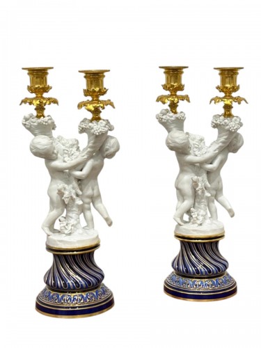 Paire de bougeoirs en porcelaine de Sèvres en biscuit et bronze doré fin XIXe siècle