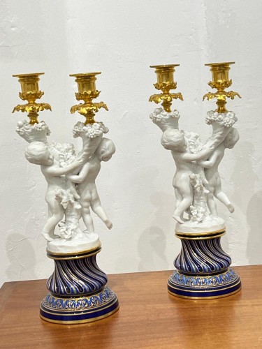 Paire de bougeoirs en porcelaine de Sèvres en biscuit et bronze doré fin XIXe siècle - Luminaires Style Napoléon III