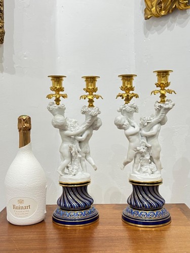 Luminaires Bougeoirs et Chandeliers - Paire de bougeoirs en porcelaine de Sèvres en biscuit et bronze doré fin XIXe siècle