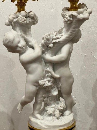 XIXe siècle - Paire de bougeoirs en porcelaine de Sèvres en biscuit et bronze doré fin XIXe siècle
