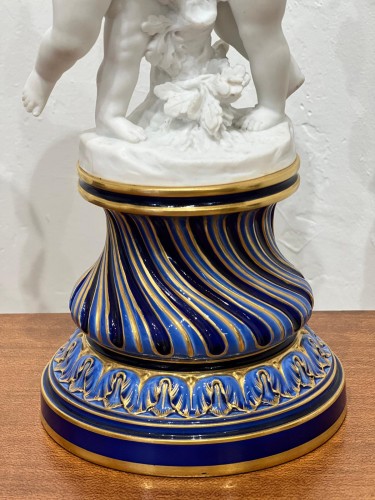 Paire de bougeoirs en porcelaine de Sèvres en biscuit et bronze doré fin XIXe siècle - Napoléon III