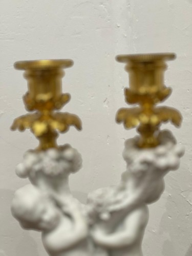 Napoléon III - Paire de bougeoirs en porcelaine de Sèvres en biscuit et bronze doré fin XIXe siècle