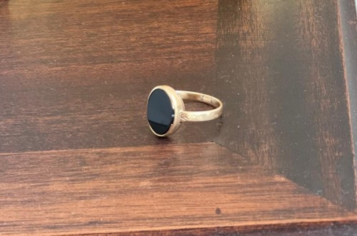 Bague à secret en or jaune orné d'une plaque d'onyx - Bijouterie, Joaillerie Style Napoléon III