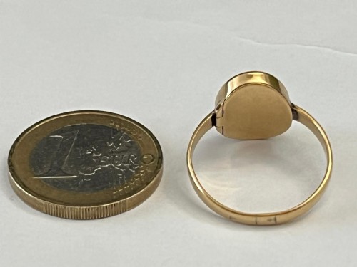 XIXe siècle - Bague à secret en or jaune orné d'une plaque d'onyx