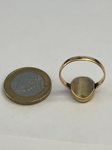 Antiquités - Bague à secret en or jaune orné d'une plaque d'onyx