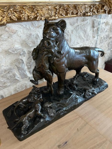 Auguste Nicolas Cain (1821-1894) - Lionne portant un sanglier à ses lionceaux - Sculpture Style Napoléon III