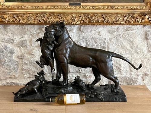 Sculpture Sculpture en Bronze - Auguste Nicolas Cain (1821-1894) - Lionne portant un sanglier à ses lionceaux