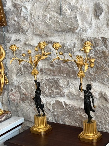 Antiquités - Pair of patinated and gilt bronze candelabra, early 19th century