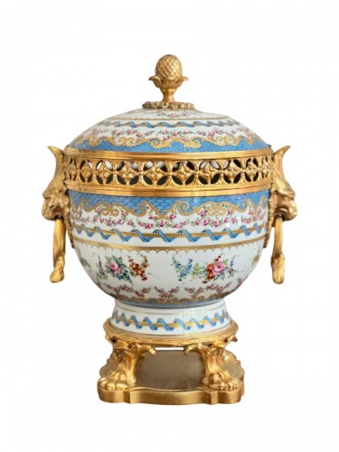 Coupe avec couvercle en porcelaine de Paris et bronze doré 20e