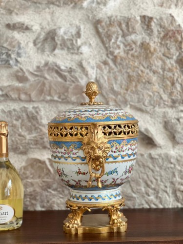 Objet de décoration Cassolettes, coupe et vase - Coupe avec couvercle en porcelaine de Paris et bronze doré 20e