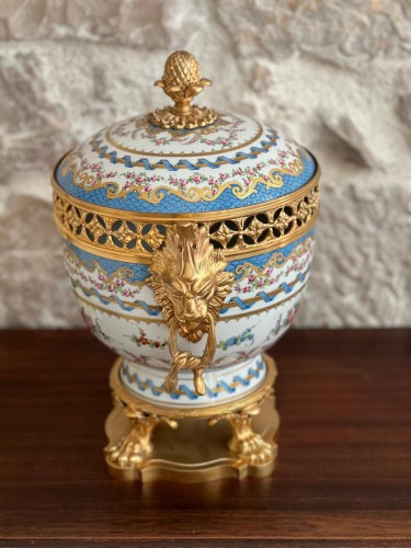 Coupe avec couvercle en porcelaine de Paris et bronze doré 20e - Antikvariat Nice