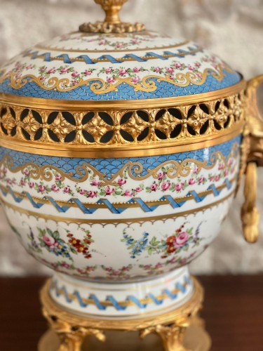 XXe siècle - Coupe avec couvercle en porcelaine de Paris et bronze doré 20e