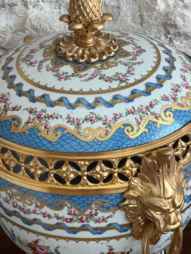 Coupe avec couvercle en porcelaine de Paris et bronze doré 20e - 