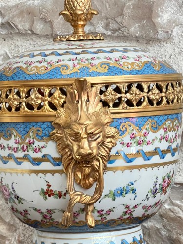  - Coupe avec couvercle en porcelaine de Paris et bronze doré 20e