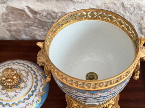 Antiquités - Coupe avec couvercle en porcelaine de Paris et bronze doré 20e