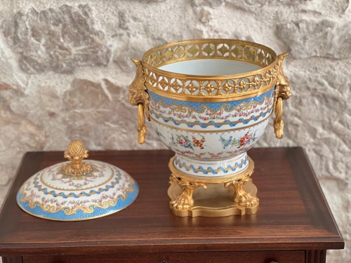 Antiquités - Coupe avec couvercle en porcelaine de Paris et bronze doré 20e