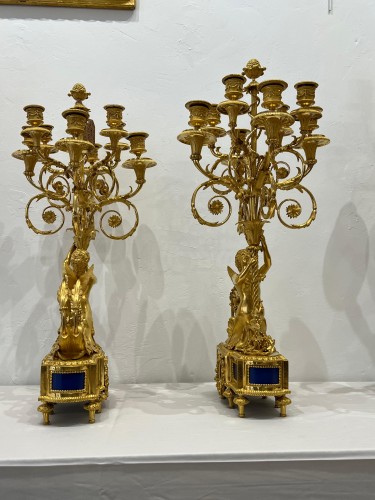 Antiquités - Paire de candélabres aux femmes ailées XIXe siècle