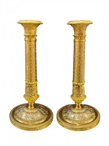 Paire de bougeoirs Restauration en bronze ciselé et doré