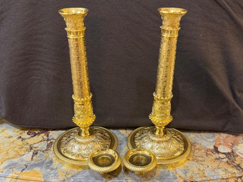 Paire de bougeoirs Restauration en bronze ciselé et doré - Luminaires Style 