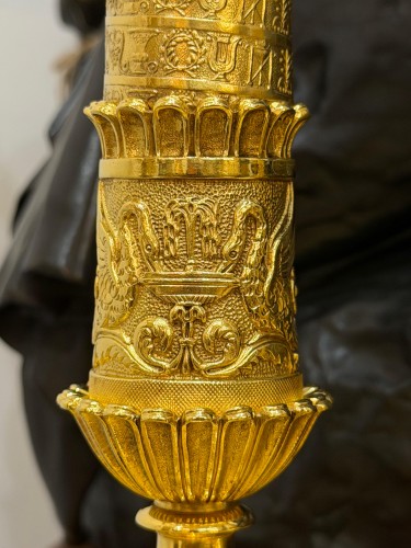 Paire de bougeoirs Restauration en bronze ciselé et doré - 