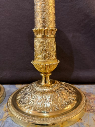  - Paire de bougeoirs Restauration en bronze ciselé et doré