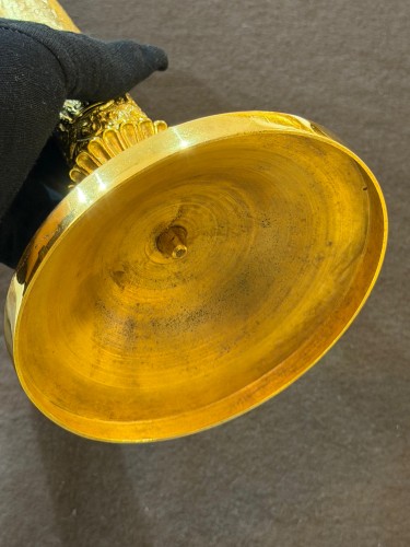 Antiquités - Paire de bougeoirs Restauration en bronze ciselé et doré