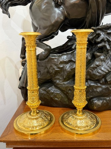 Antiquités - Paire de bougeoirs Restauration en bronze ciselé et doré