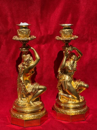 XIXe siècle - Paire de flambeaux du XIXe siècle en bronze ciselé et doré