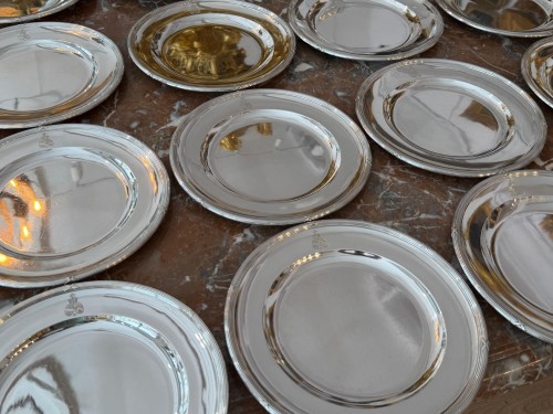 Argenterie et Arts de la table  - Maison ODIOT et Léonard Vincelet - Ensemble de 18 assiettes en argent massif