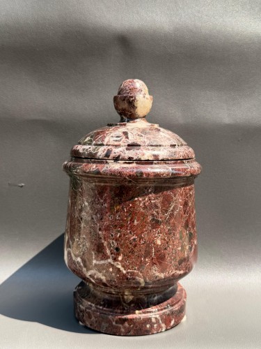 Pot couvert en marbre Rosso Levanto – Travail italien, fin XVIIIe début XIXe siècle - Objet de décoration Style 