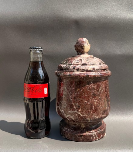Objet de décoration Cassolettes, coupe et vase - Pot couvert en marbre Rosso Levanto – Travail italien, fin XVIIIe début XIXe siècle