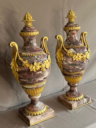 XIXe siècle - Paire de cassolettes fin XIXe en marbre Brèche de Violette et bronze doré
