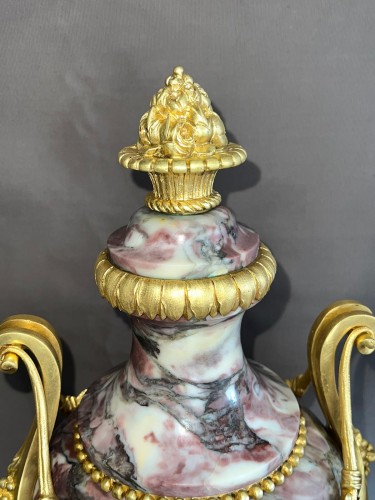Napoléon III - Paire de cassolettes fin XIXe en marbre Brèche de Violette et bronze doré