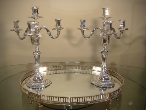 Luminaires Bougeoirs et Chandeliers - Paire de candélabres en bronze argenté fin XIXe