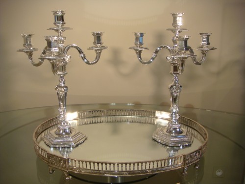 Luminaires Bougeoirs et Chandeliers - Paire de candélabres en bronze argenté fin XIXe