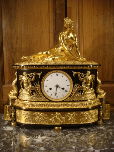 Pendule en bronze Nymphe à la coquille - Epoque Restauration - Horlogerie Style Restauration - Charles X