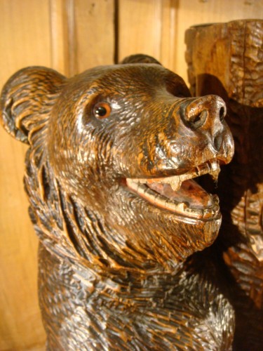 Antiquités - Lampe en bois sculpté représentant un Ours