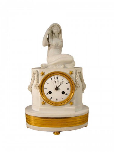 Petite pendule Empire en porcelaine biscuit