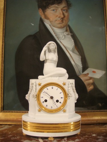 Petite pendule Empire en porcelaine biscuit - Horlogerie Style Empire