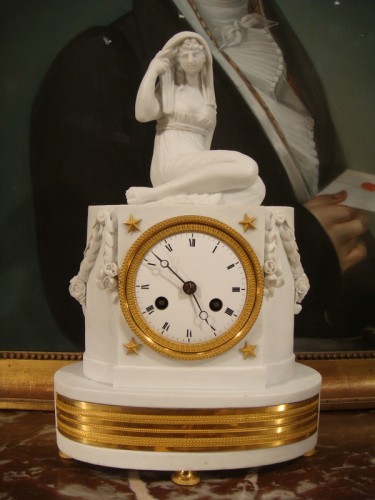 Horlogerie Pendule - Petite pendule Empire en porcelaine biscuit