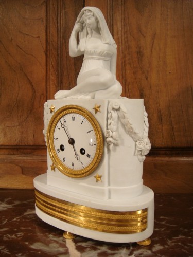 Petite pendule Empire en porcelaine biscuit - Antiquaires Balzeau & Brion