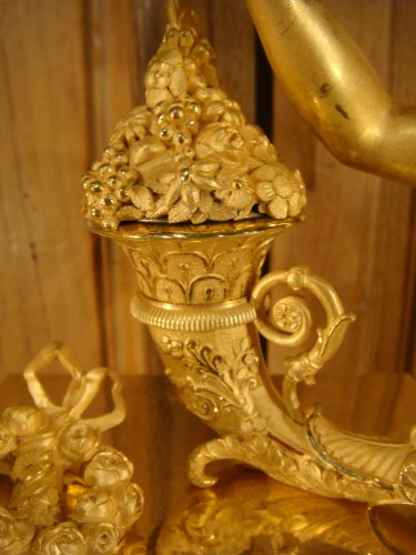  - Grande Pendule en bronze ciselé et doré Epoque Empire Restauration