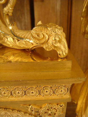 Antiquités - Grande Pendule en bronze ciselé et doré Epoque Empire Restauration