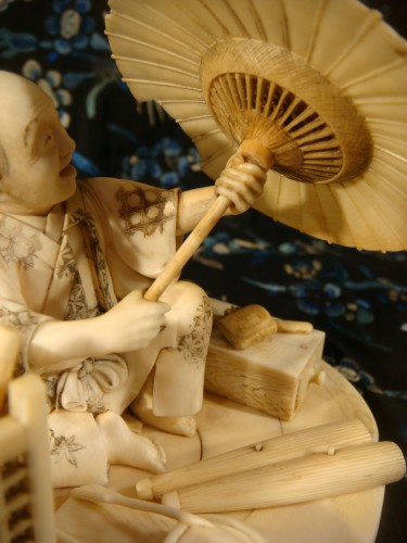 Antiquités - Okimono marchand d’ombrelles