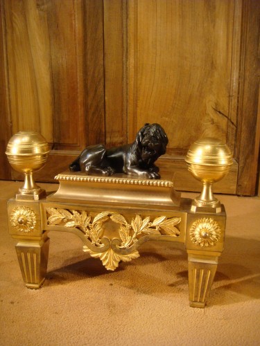 XIXe siècle - Paire de chenets aux lions couchés en bronze d'époque Consulat