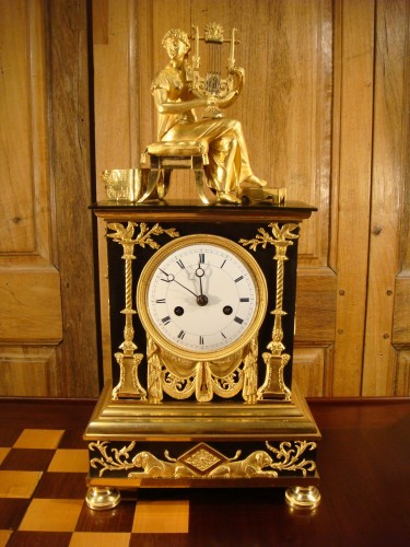 Femme jouant de la lyre, pendule en bronze d'époque Empire - Horlogerie Style Empire