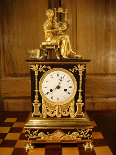 Horlogerie Pendule - Femme jouant de la lyre, pendule en bronze d'époque Empire