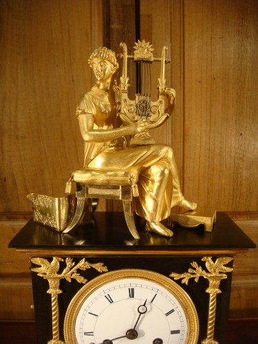 Femme jouant de la lyre, pendule en bronze d'époque Empire - Antiquaires Balzeau & Brion