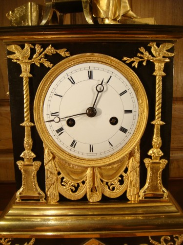 Femme jouant de la lyre, pendule en bronze d'époque Empire - Empire