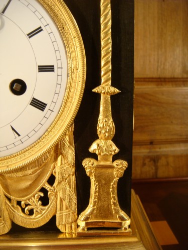 Antiquités - Femme jouant de la lyre, pendule en bronze d'époque Empire